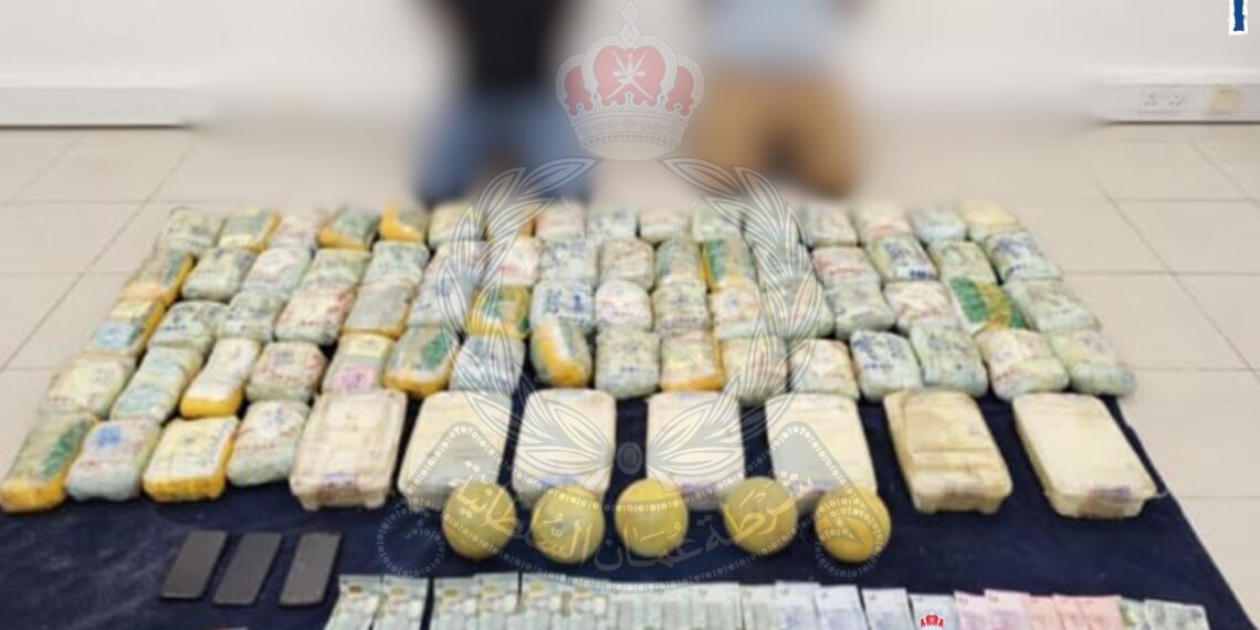 القبض على شخصين بحوزتهما كميات كبيرة من مخدر الكريستال في مسقط