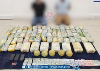 القبض على شخصين بحوزتهما كميات كبيرة من مخدر الكريستال في مسقط