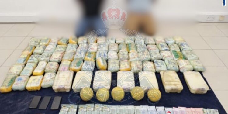 القبض على شخصين بحوزتهما كميات كبيرة من مخدر الكريستال في مسقط