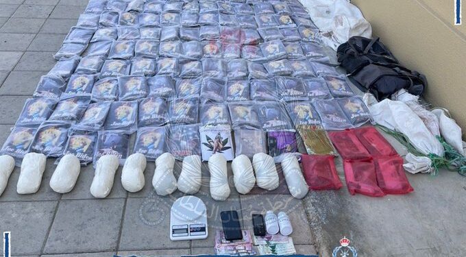 القبض على شخص بحوزته كميات من مخدر الحشيش و الكريستال بالبريمي