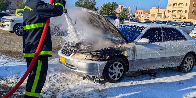 نشوب حريق شب في مركبة ⁧‫بإبراء‬⁩ دون تسجيل إصابات
