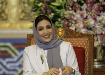 السّيدة الجليلة حرم جلالة السُّلطان المعظّم تهنئ المعلمين والمعلمات 