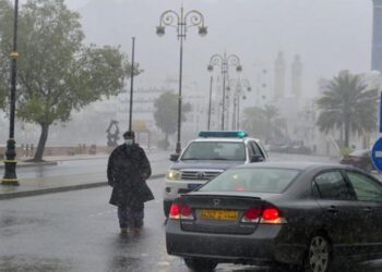 تنبيه.. بدء تأثيرات المنخفض الجوي بأجواء سلطنة عمان