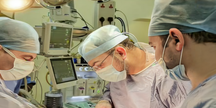 المستشفى السُّلطاني ينجح في استئصال ورم نادر من تجويف البطن