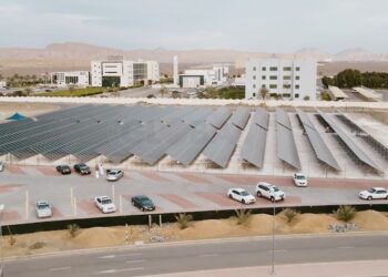 افتتاح مشروعين للطاقة الشمسية ومختبر المحاكاة التمريضية في البريمي