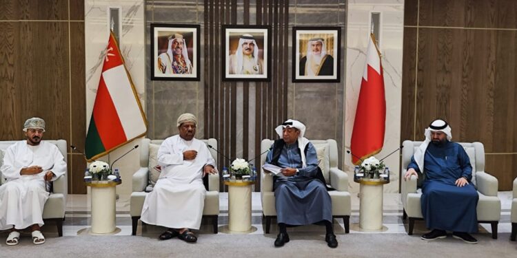 وفد رجال الأعمال العُمانيين يلتقي برئيس غرفة تجارة وصناعة البحرين 1 وفد رجال الأعمال العُمانيين يلتقي برئيس غرفة تجارة وصناعة البحرين