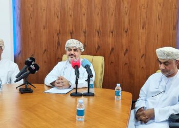 المعولي يستعرض مستجدات خطة التحول لشركة الطيران العماني بحضور ممثلي وسائل الإعلام