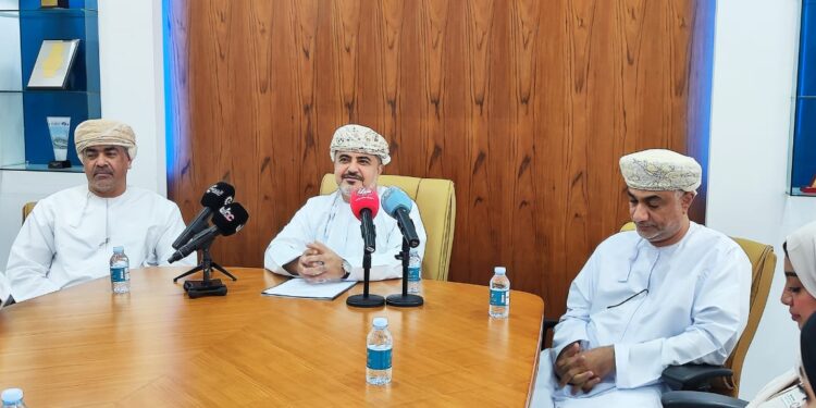 المعولي يستعرض مستجدات خطة التحول لشركة الطيران العماني بحضور ممثلي وسائل الإعلام