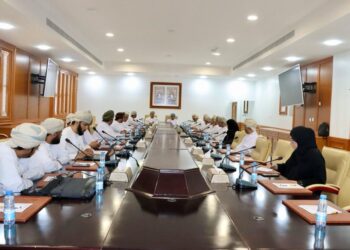 استعراض مشاريع قطاع الكهرباء والمياه والصرف الصحي بمكتب محافظ جنوب الباطنة