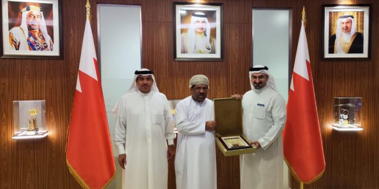 وزير الصناعة والتجارة البحريني يستقبل وفد رجال الأعمال العُمانيين