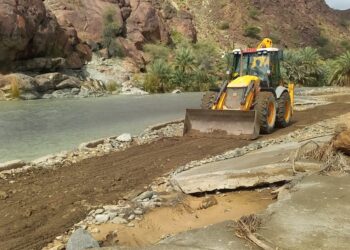 فتح الطرق وإزالة مخلفات الأمطار بولاية الخابورة