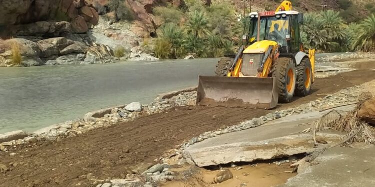 فتح الطرق وإزالة مخلفات الأمطار بولاية الخابورة