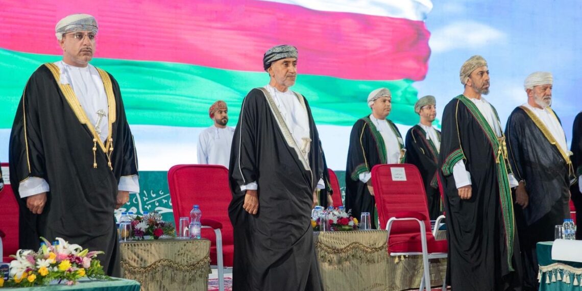 الأمين العام للأمانة العامة للاحتفالات الوطنية يرعى احتفال جامعة نزوى بتخريج طلبة الدفعة السادسة عشرة 1 الأمين العام للأمانة العامة للاحتفالات الوطنية يرعى احتفال جامعة نزوى بتخريج طلبة الدفعة السادسة عشرة