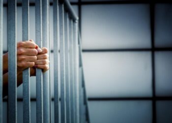 ضبط إمراة قامت بجمع تبرعات دون الحصول على موافقات رسمية وباستخدام أساليب احتيالية في ظفار