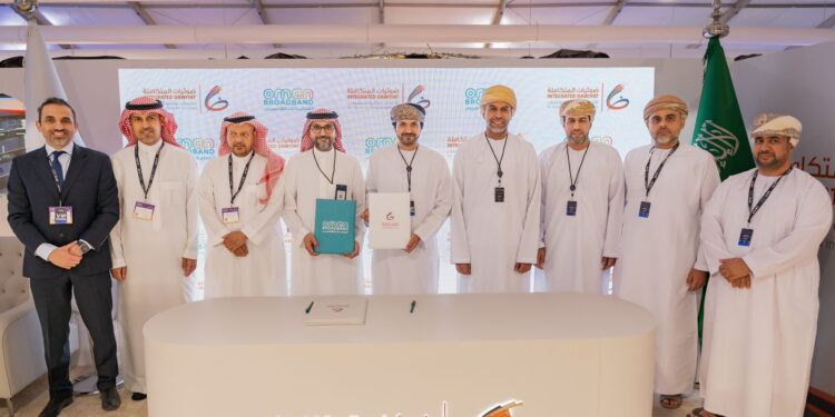 الشركة العمانية للنطاق العريض توقع برنامج تعاون مع شركة ضوئيات المتكاملة للإتصالات وتقنية المعلومات السعودية