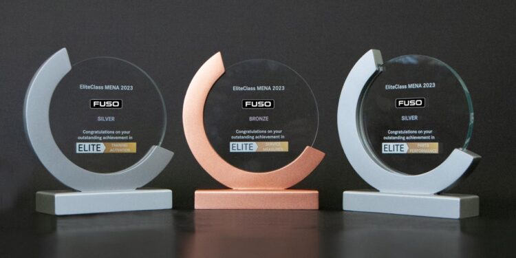 الشركة العامة للسيارات (فوسو عُمان) تحصد العديد من الجوائز المرموقة في برنامج إليت كلاس من شركة دايملر للشاحنات والباصات