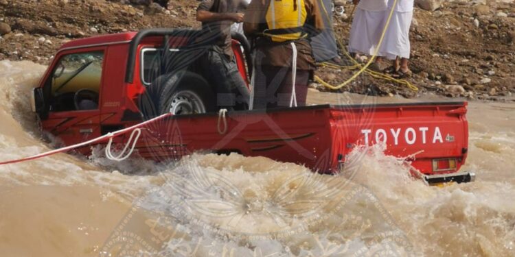 إيقاف سائق مركبة لمجازفته بعبور أحد الأودية بضنك
