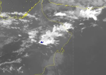 استمرار هطول أمطار متفاوتة الغزارة مصحوبة برياح نشطة على 5 محافظات