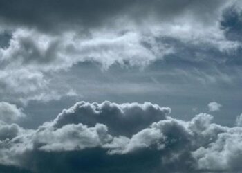 استمرار تأثّر أجواء سلطنة ⁧‫عُمان‬⁩ بأخدود من منخفض جوي