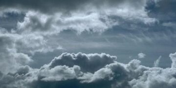 استمرار تأثّر أجواء سلطنة ⁧‫عُمان‬⁩ بأخدود من منخفض جوي