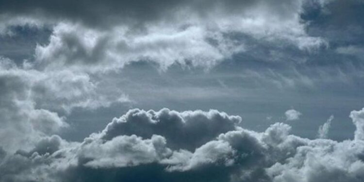 استمرار تأثّر أجواء سلطنة ⁧‫عُمان‬⁩ بأخدود من منخفض جوي