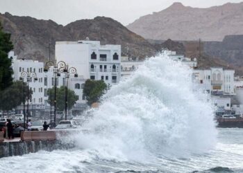 تنبيه بإستمرار ارتفاع موج البحر حتى يوم الغد