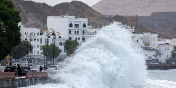 تنبيه بإستمرار ارتفاع موج البحر حتى يوم الغد