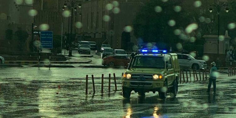 اخلاء ساحة المواقف العامة بسوق ⁧‫نزوى‬⁩