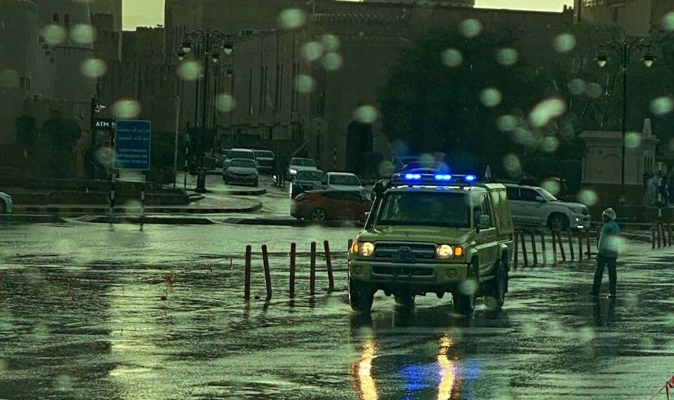 اخلاء ساحة المواقف العامة بسوق ⁧‫نزوى‬⁩