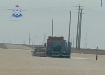 إنقاذ شخص بعد مجازفته بعبور وادي في عبري