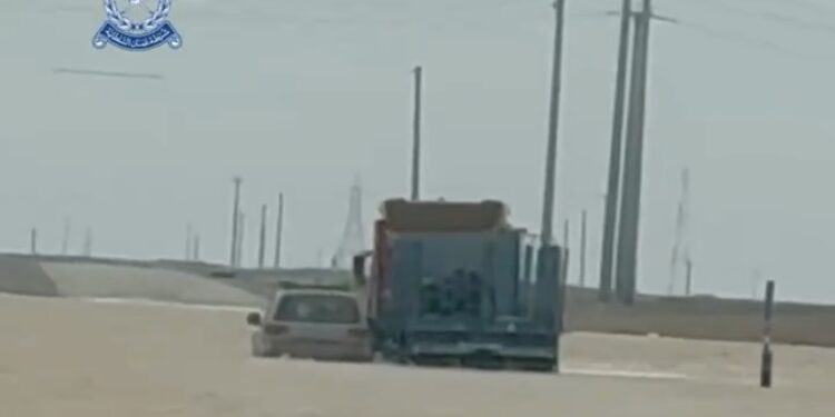 إنقاذ شخص بعد مجازفته بعبور وادي في عبري