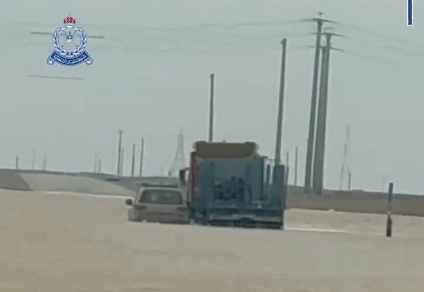 إنقاذ شخص بعد مجازفته بعبور وادي في عبري