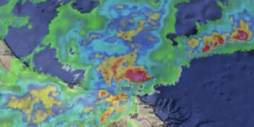 هطول أمطار متفاوتة الغزارة مصحوبة برياح هابطة نشطة على 5 محافظات