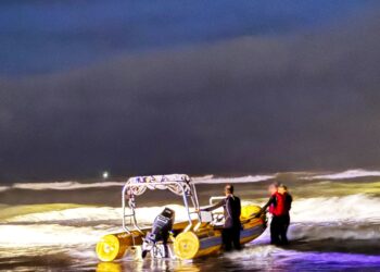 إنقاذ 9 أشخاص على متن قارب تجاري بالقرب من شاطئ الغبرة في بوشر‬⁩