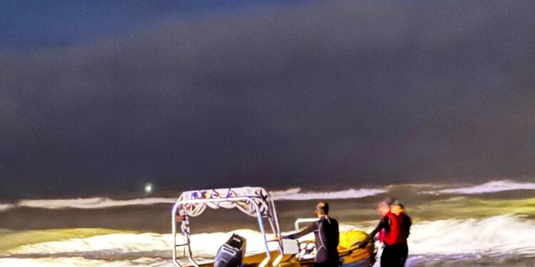 إنقاذ 9 أشخاص على متن قارب تجاري بالقرب من شاطئ الغبرة في بوشر‬⁩