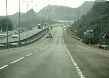 إغلاق الحركة المرورية على المركبات الثقيلة في طريق صحار – البريمي “وادي الجزي”