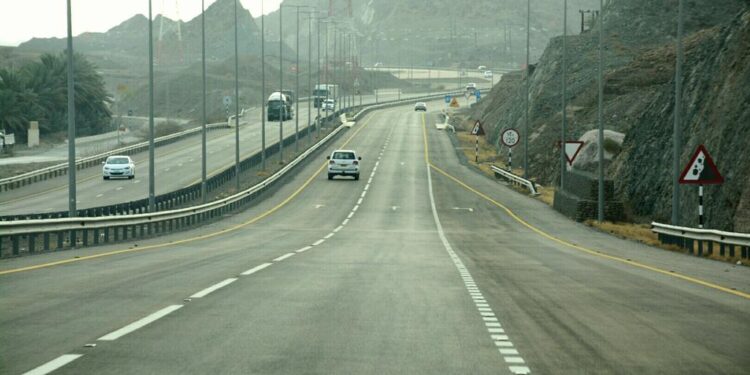 إغلاق الحركة المرورية على المركبات الثقيلة في طريق صحار – البريمي “وادي الجزي”