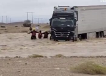 إنقاذ شخص إثر احتجاز شاحنته بمجرى وادٍ ⁧‫بعبري