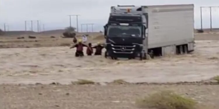 إنقاذ شخص إثر احتجاز شاحنته بمجرى وادٍ ⁧‫بعبري