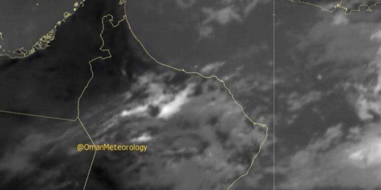 استمرار تدفق وتشكل السحب الركامية وهطول أمطار متفاوتة الغزارة على عدة ولايات
