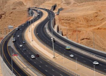 توسعة طريق مسقط السريع لـ 6 حارات