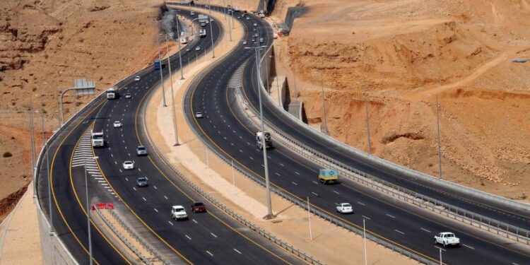 توسعة طريق مسقط السريع لـ 6 حارات