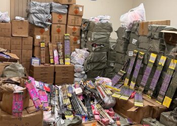 إيقاف مجموعة من الوافدين لقيامهم بحيازة الألعاب النارية “مفرقعات”