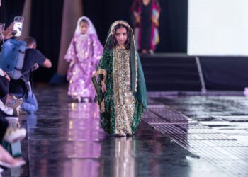 نجاح مصممة الأزياء المبدعة نورة آل جميح في إقامة أول عرض أزياء لها بمدينة جدة