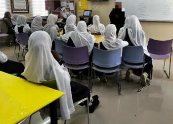 بالتعاون مع مدرسة مزون للتعليم الأساسي.. إدارة البيئة بشمال الشرقية تحتفل بساعة الأرض