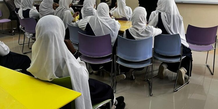 بالتعاون مع مدرسة مزون للتعليم الأساسي.. إدارة البيئة بشمال الشرقية تحتفل بساعة الأرض