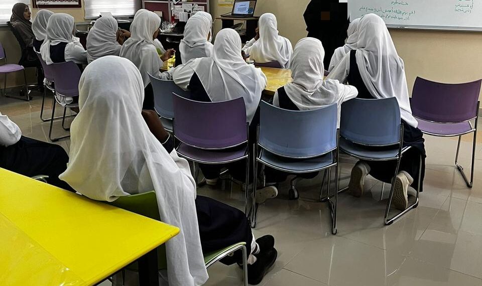 بالتعاون مع مدرسة مزون للتعليم الأساسي.. إدارة البيئة بشمال الشرقية تحتفل بساعة الأرض