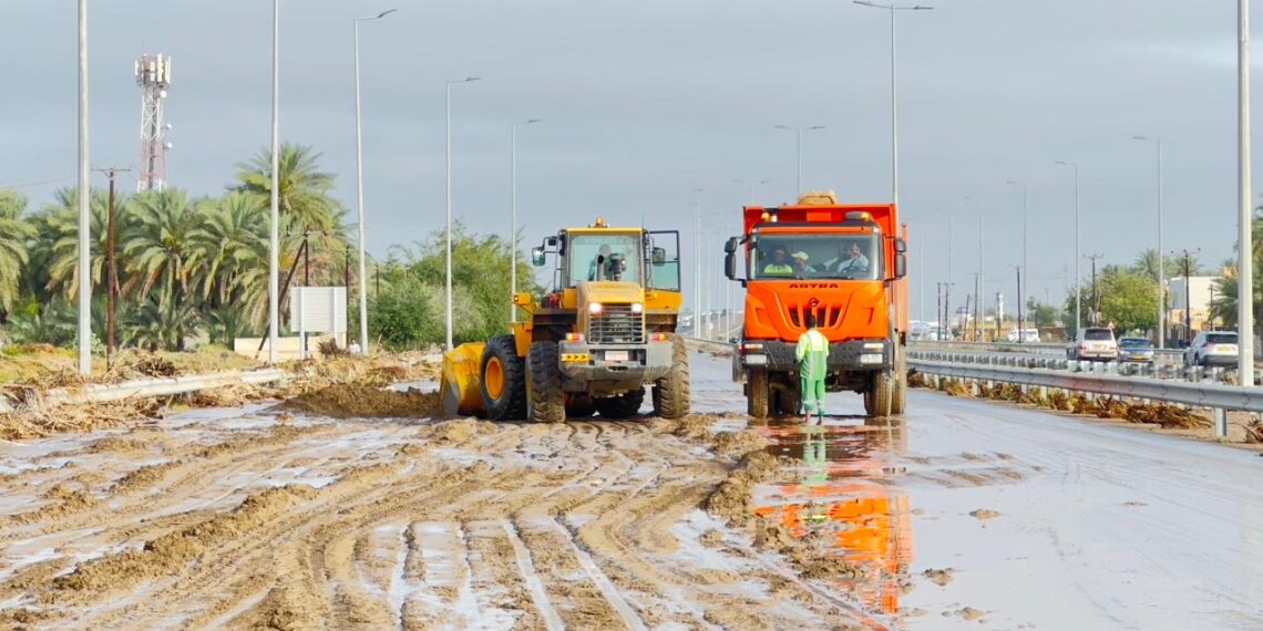 فتح الطرق وإزالة مخلفات الأمطار بولاية الخابورة