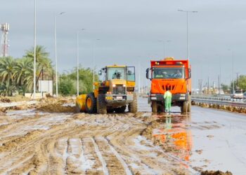 فتح الطرق وإزالة مخلفات الأمطار بولاية الخابورة