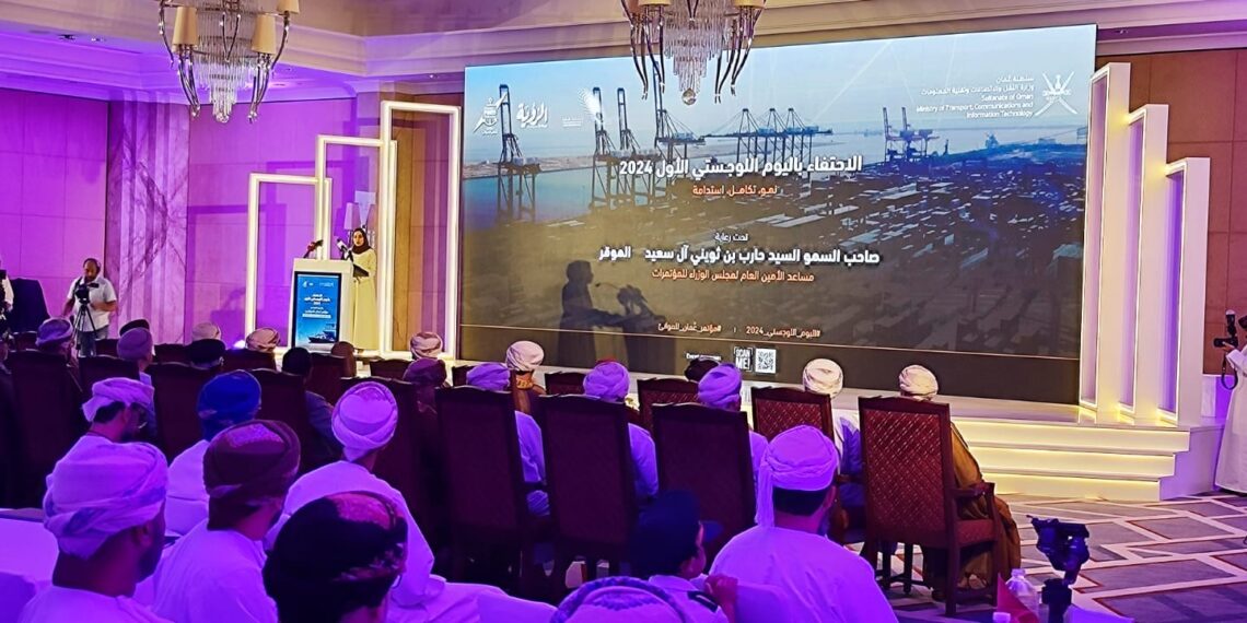 حارب بن ثويني يرعى الاحتفاء باليوم اللوجستي الأول وانطلاق الدورة الثانية من “مؤتمر عُمان للموانئ” 1 حارب بن ثويني يرعى الاحتفاء باليوم اللوجستي الأول وانطلاق الدورة الثانية من “مؤتمر عُمان للموانئ”
